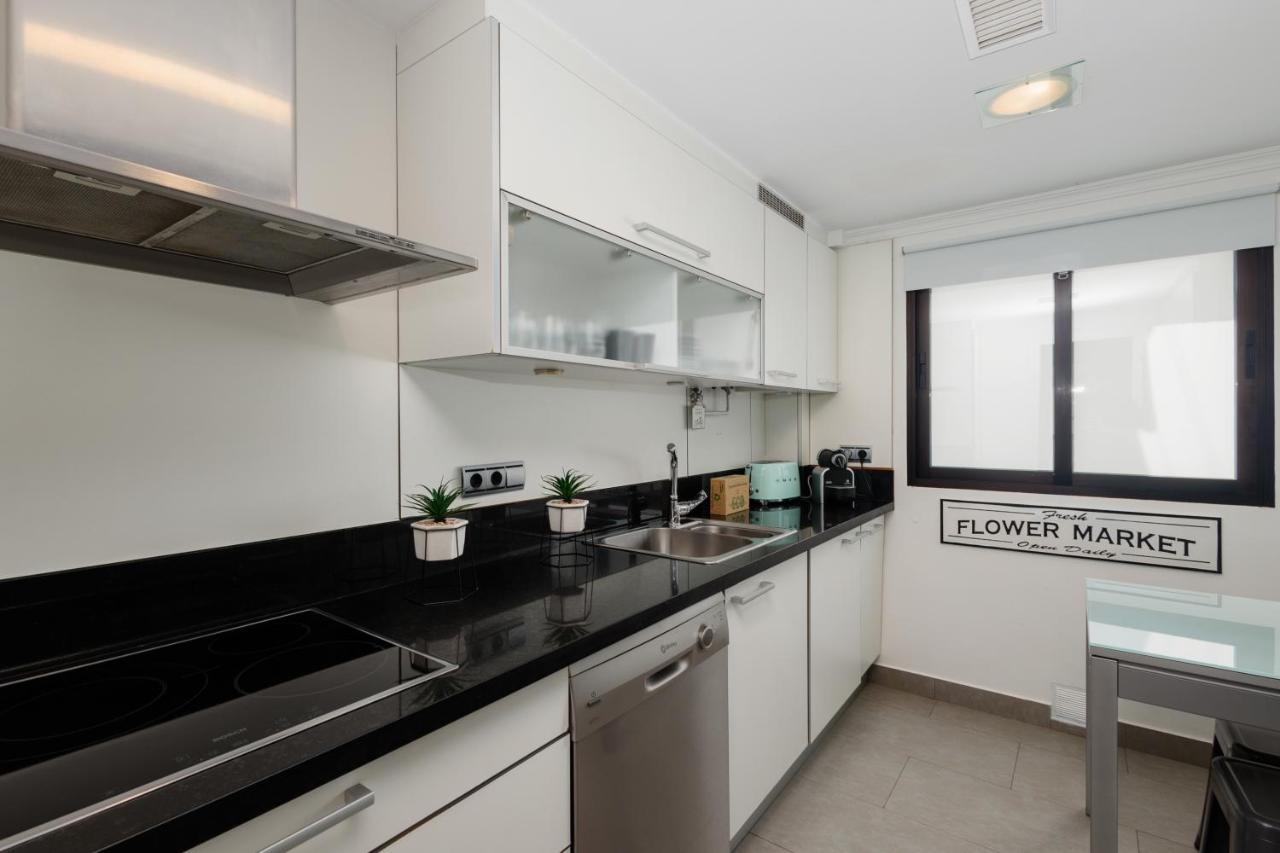 In The Historic Center Of Malaga, Very Close To The Beach And The Ave Train Station, With Private Parking Luaran gambar