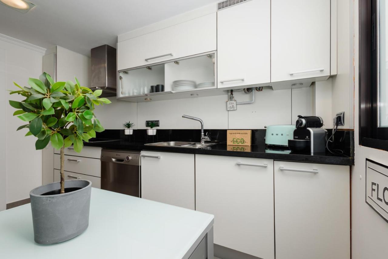 In The Historic Center Of Malaga, Very Close To The Beach And The Ave Train Station, With Private Parking Luaran gambar
